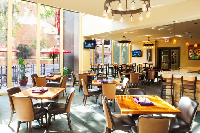 Imagen del bar/restaurante del Hotel Doubletree By Hilton New Orleans. Foto 2