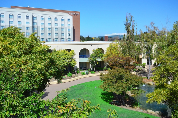 Imagen de los exteriores del Hotel Doubletree By Hilton Newark - Fremont. Foto 12