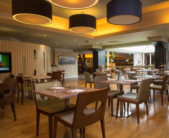 Imagen del bar/restaurante del Hotel Doubletree By Hilton Newbury North. Foto 8