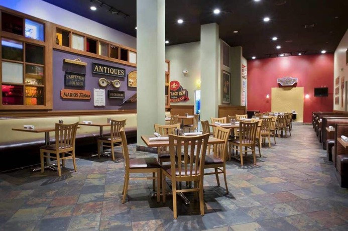 Imagen del bar/restaurante del Hotel Doubletree By Hilton Norfolk Airport. Foto 2