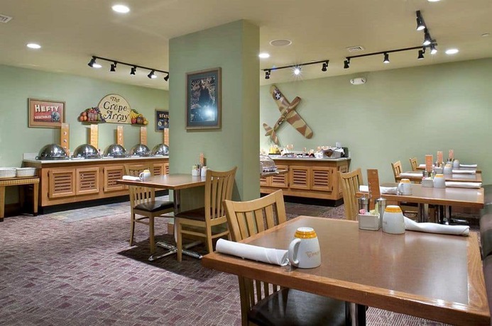 Imagen del bar/restaurante del Hotel Doubletree By Hilton Norfolk Airport. Foto 3