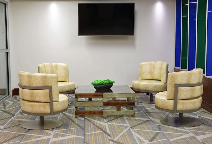 Imagen de los interiores del Hotel Doubletree By Hilton Omaha Southwest. Foto 12