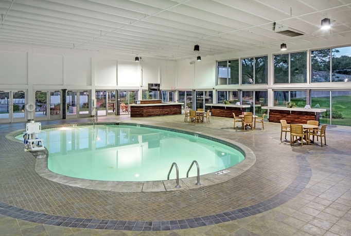 Imagen de la piscina del Hotel Doubletree By Hilton Omaha Southwest. Foto 19