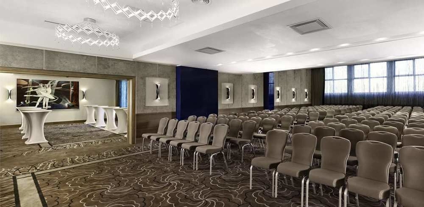 Imagen de los interiores del Hotel Doubletree By Hilton Oradea. Foto 8