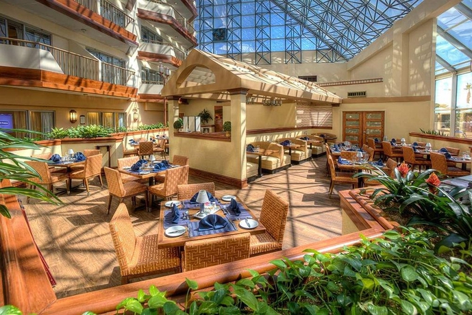 Imagen del bar/restaurante del Hotel Doubletree By Hilton Orlando Airport. Foto 1