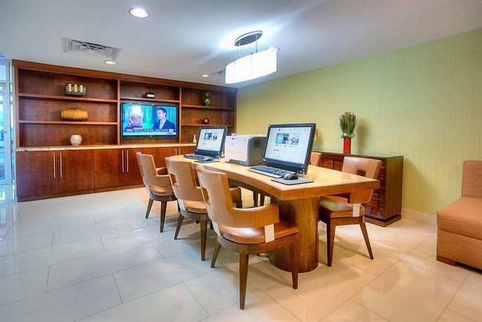 Imagen de los interiores del Hotel Doubletree By Hilton Orlando Airport. Foto 9