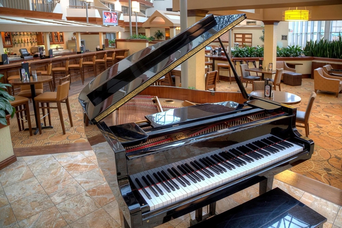 Imagen del bar/restaurante del Hotel Doubletree By Hilton Orlando Airport. Foto 4