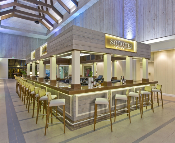 Imagen del bar/restaurante del Hotel Doubletree By Hilton Orlando At Seaworld. Foto 3