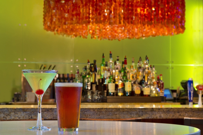 Imagen de la piscina del Hotel Doubletree By Hilton Orlando At Seaworld. Foto 16