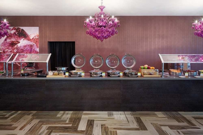 Imagen del bar/restaurante del Hotel Doubletree By Hilton Orlando East - Ucf Area. Foto 5