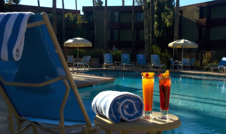 Imagen de la piscina del Hotel Doubletree By Hilton Phoenix Tempe. Foto 16