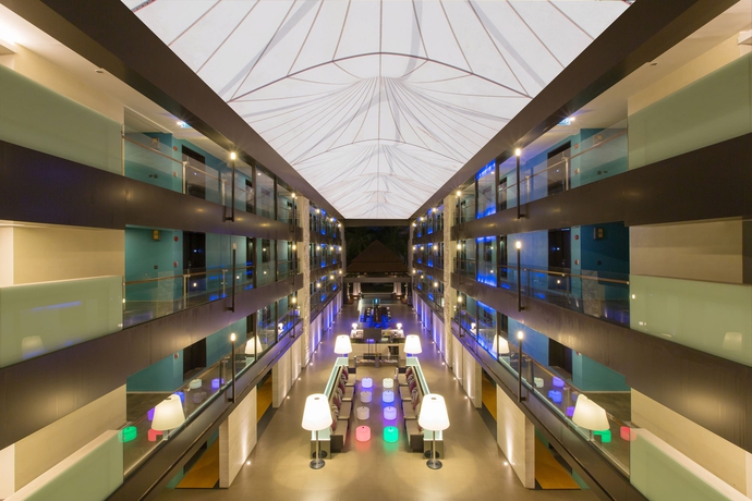 Imagen de los interiores del Hotel Doubletree By Hilton Phuket Banthai Resort. Foto 10