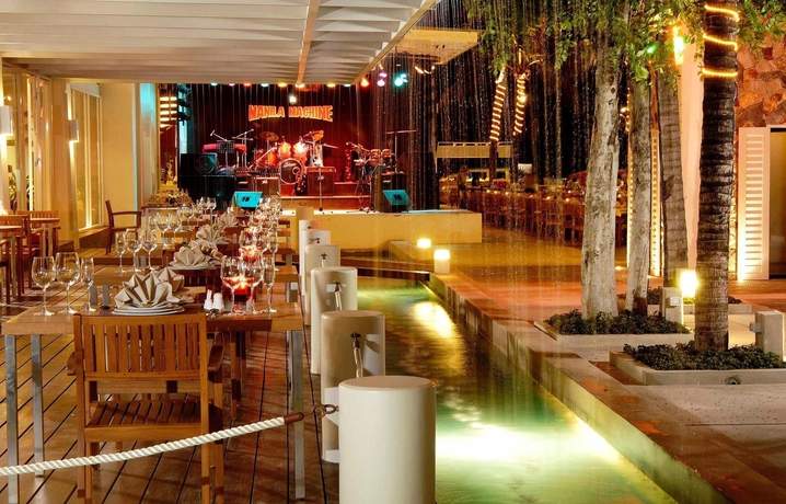 Imagen del bar/restaurante del Hotel Doubletree By Hilton Phuket Banthai Resort. Foto 1
