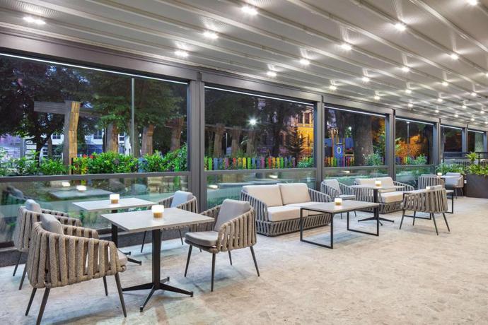 Imagen del bar/restaurante del Hotel Doubletree By Hilton Plovdiv Center. Foto 2