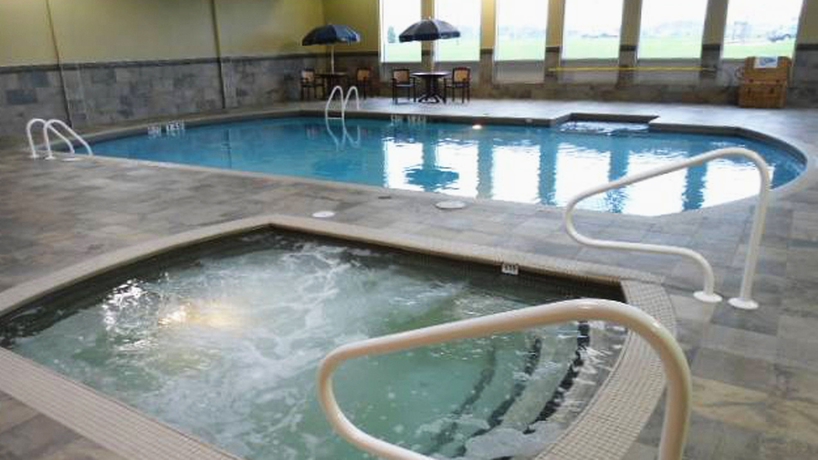 Imagen de la piscina del Hotel Doubletree By Hilton Pointe Claire Montreal Airport West. Foto 10