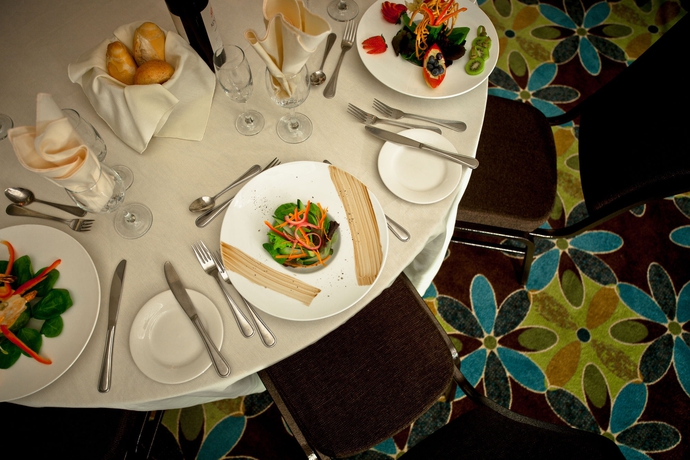 Imagen del bar/restaurante del Hotel Doubletree By Hilton Pointe Claire Montreal Airport West. Foto 2