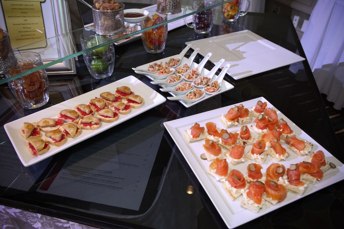 Imagen del bar/restaurante del Hotel Doubletree By Hilton Pointe Claire Montreal Airport West. Foto 3