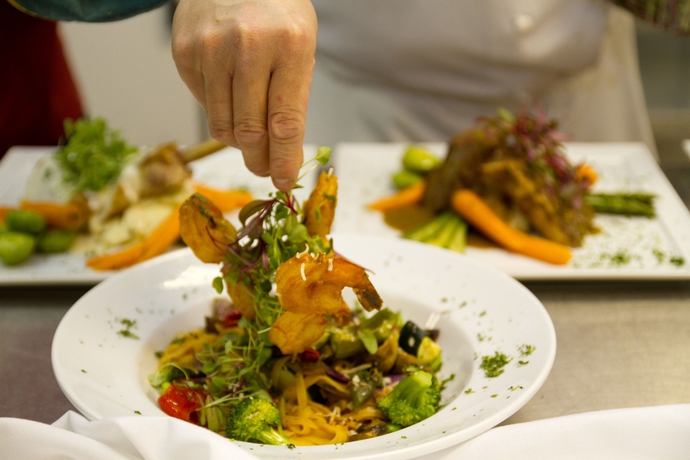 Imagen del bar/restaurante del Hotel Doubletree By Hilton Pointe Claire Montreal Airport West. Foto 4