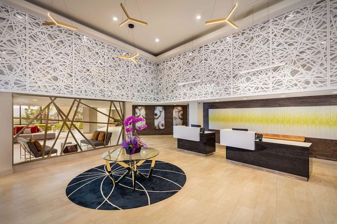 Imagen de los interiores del Hotel Doubletree By Hilton Pomona. Foto 14