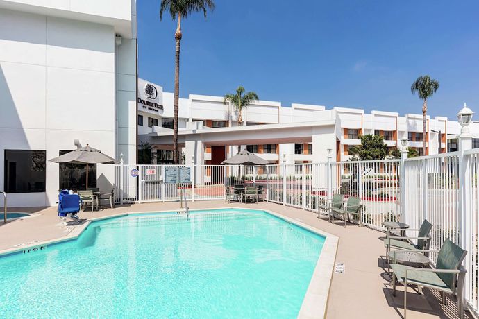 Imagen de la piscina del Hotel Doubletree By Hilton Pomona. Foto 18