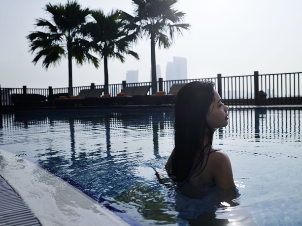 Imagen de la piscina del Hotel Doubletree By Hilton Putrajaya Lakeside. Foto 15