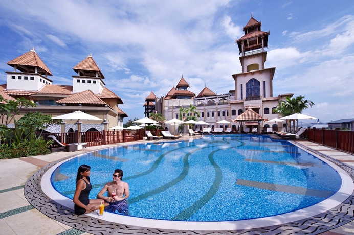 Imagen de la piscina del Hotel Doubletree By Hilton Putrajaya Lakeside. Foto 16