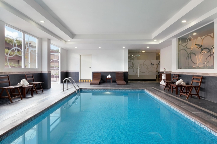 Imagen de la piscina del Hotel Doubletree By Hilton Queretaro. Foto 16