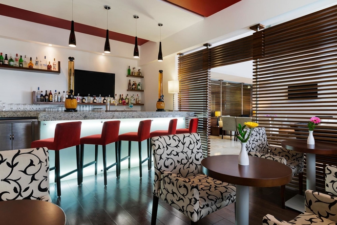 Imagen del bar/restaurante del Hotel Doubletree By Hilton Queretaro. Foto 2