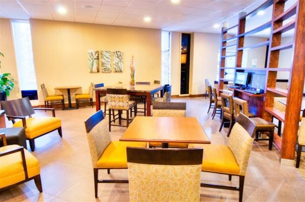 Imagen general del Hotel Doubletree By Hilton Raleigh - Brownstone - University. Foto 7