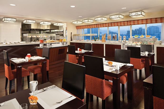 Imagen del bar/restaurante del Hotel Doubletree By Hilton Ras Al Khaimah. Foto 2