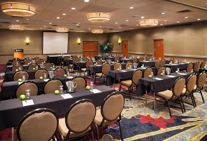 Imagen de los interiores del Hotel Doubletree By Hilton Roseville Minneapolis. Foto 11