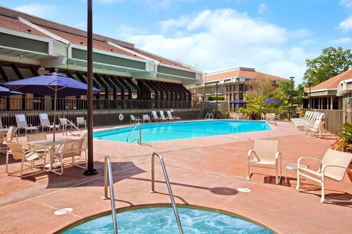 Imagen de la piscina del Hotel Doubletree By Hilton Sacramento. Foto 15