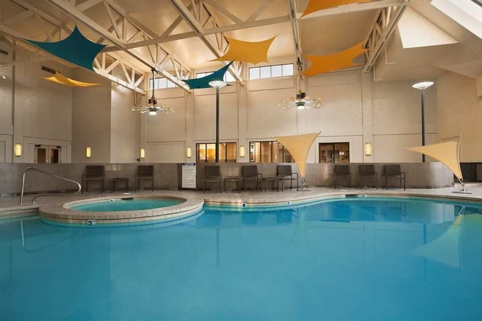 Imagen de la piscina del Hotel Doubletree By Hilton Salt Lake City Airport. Foto 14