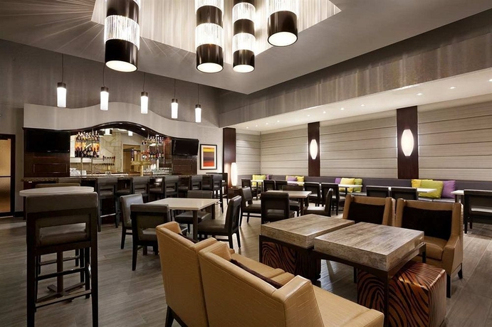 Imagen del bar/restaurante del Hotel Doubletree By Hilton Salt Lake City Airport. Foto 2