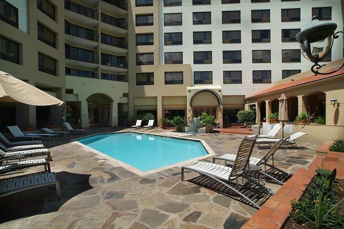 Imagen de la piscina del Hotel Doubletree By Hilton San Antonio Downtown. Foto 12