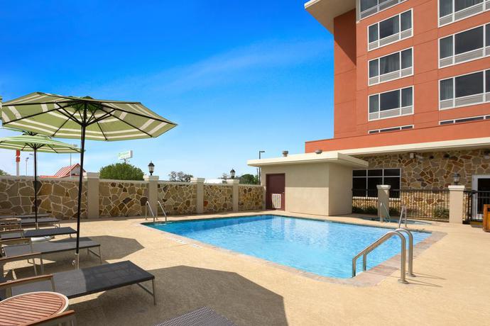 Imagen de la piscina del Hotel Doubletree By Hilton San Antonio Northwest. Foto 12