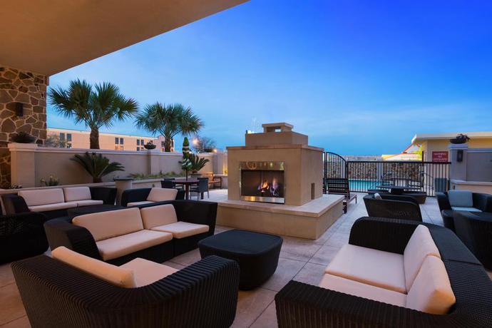 Imagen del bar/restaurante del Hotel Doubletree By Hilton San Antonio Northwest. Foto 2