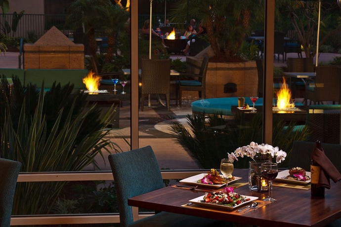 Imagen del bar/restaurante del Hotel Doubletree By Hilton San Diego - Del Mar. Foto 2