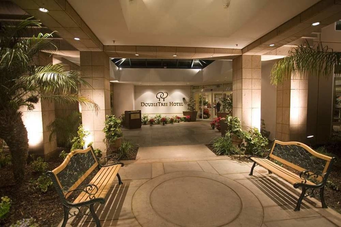 Imagen de los exteriores del Hotel Doubletree By Hilton San Diego - Del Mar. Foto 9