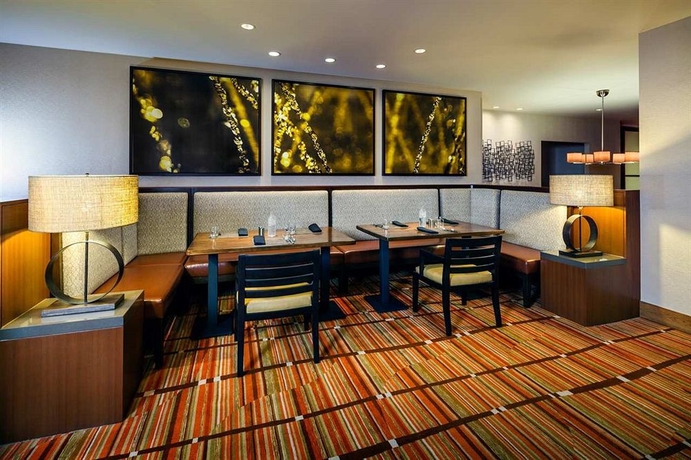 Imagen del bar/restaurante del Hotel Doubletree By Hilton San Francisco Airport. Foto 4