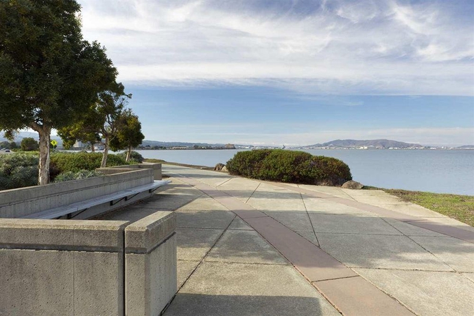 Imagen de los exteriores del Hotel Doubletree By Hilton San Francisco Airport. Foto 10