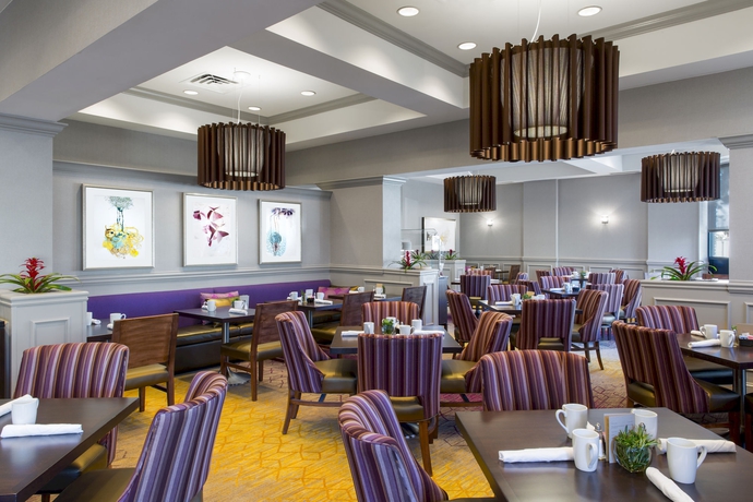 Imagen del bar/restaurante del Hotel Doubletree By Hilton Savannah Historic District. Foto 2