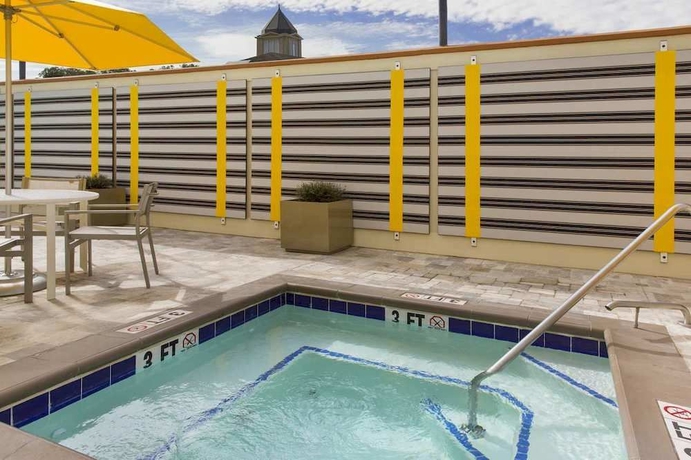 Imagen de la piscina del Hotel Doubletree By Hilton Savannah Historic District. Foto 7