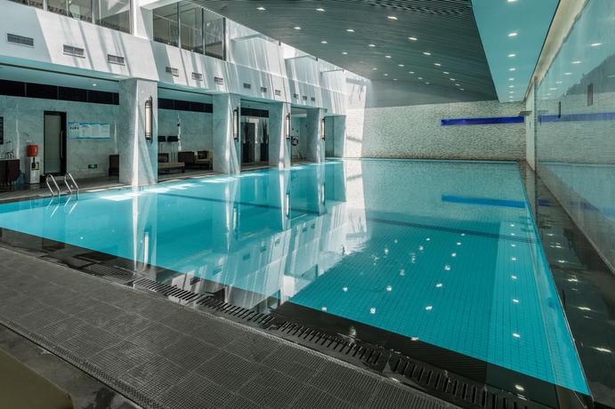 Imagen de la piscina del Hotel Doubletree By Hilton Shanghai Hongqiao. Foto 17