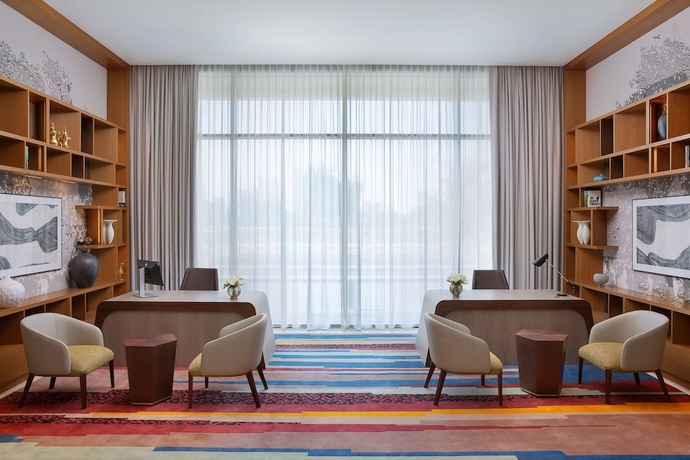 Imagen de los interiores del Hotel Doubletree By Hilton Sharjah Waterfront And Residences. Foto 17
