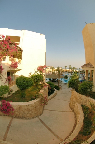 Imagen de los exteriores del Hotel Doubletree By Hilton Sharm El Sheikh - Sharks Bay Resort. Foto 6