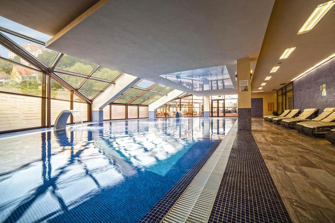 Imagen de la piscina del Hotel Doubletree By Hilton Sighisoara - Cavaler. Foto 17