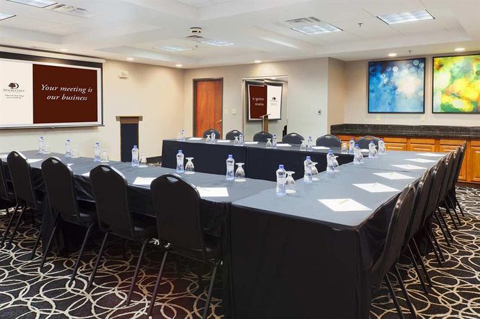 Imagen de los interiores del Hotel Doubletree By Hilton Springdale. Foto 11