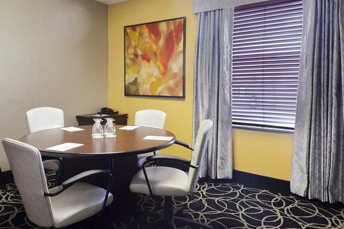 Imagen del bar/restaurante del Hotel Doubletree By Hilton Springdale. Foto 2