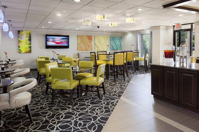Imagen de los interiores del Hotel Doubletree By Hilton Springdale. Foto 13